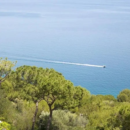 Diecidodici Boutiquerooms 4* سيرولو