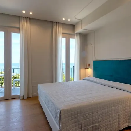 Diecidodici Boutiquerooms فندق مبيت وإفطار سيرولو