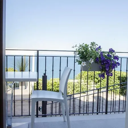 Diecidodici Boutiquerooms Alojamento de Acomodação e Pequeno-almoço 4*